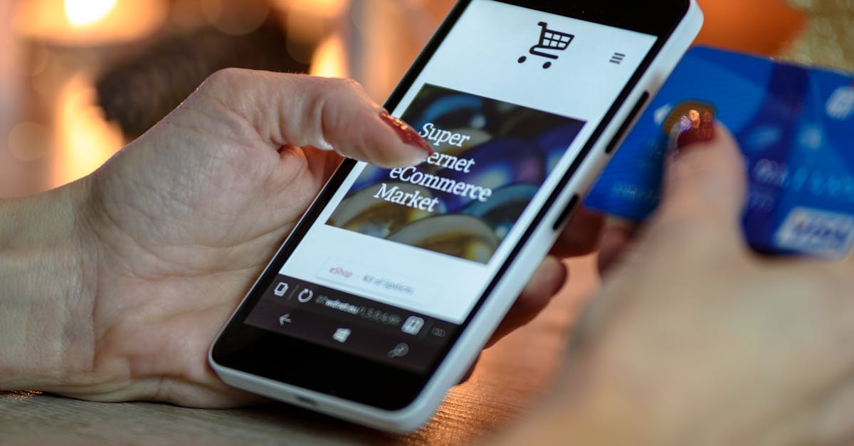 Persoon Met Behulp Van Zwart Wit Smartphone En Blauwe Kaart Te Houden