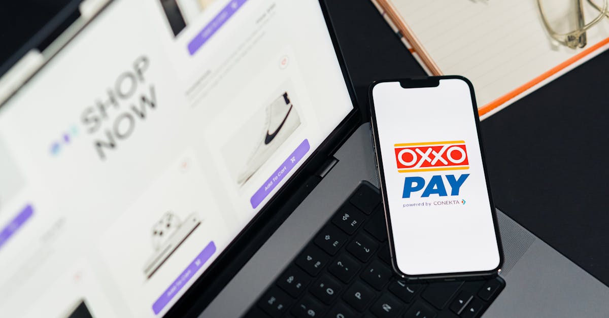 Een mobiele telefoon met OXXO Pay op een laptop, gebruikt voor online winkelen.